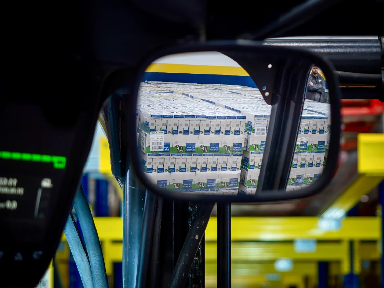 Cartones de leche reflejados en el espejo de una carretilla